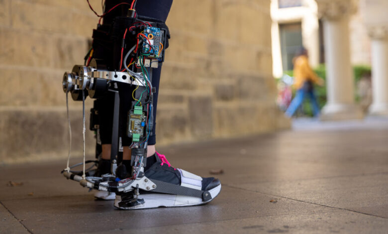 La bota robótica de Stanford brinda a los usuarios un impulso de movilidad personalizado
