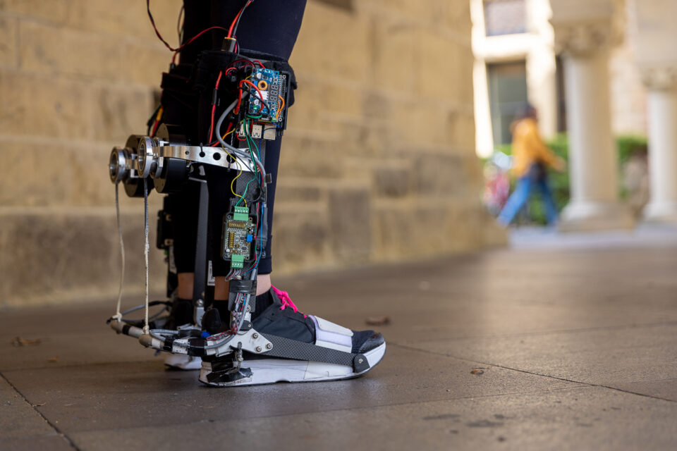La bota robótica de Stanford brinda a los usuarios un impulso de movilidad personalizado