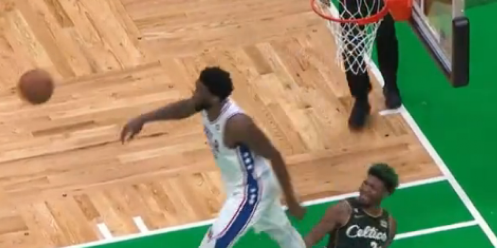 La cómica pelea entre Joel Embiid y Marcus Smart