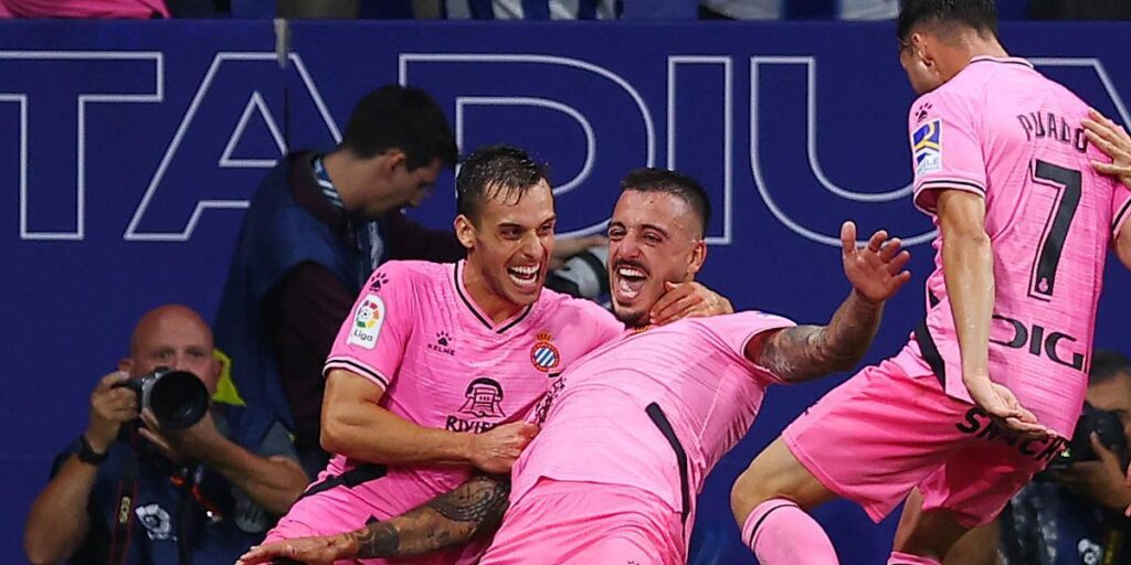La conexión Brian Oliván-Joselu le da al Espanyol su primera victoria en casa