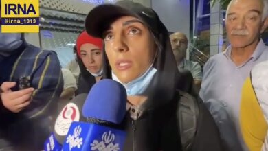 La escaladora iraní que compitió sin velo llega a Teherán entre aplausos y gritos de “campeona”