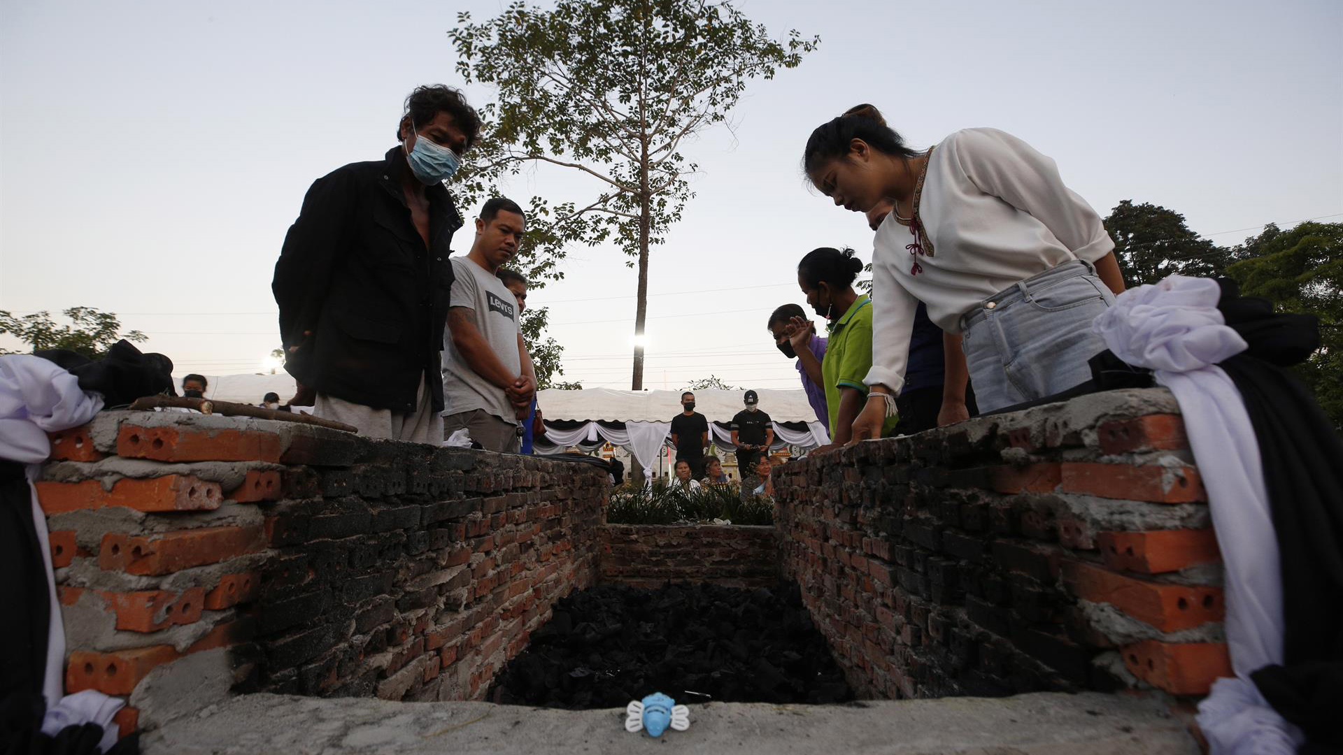 La madre del asesino de la guardería de Tailandia pide perdón en un video