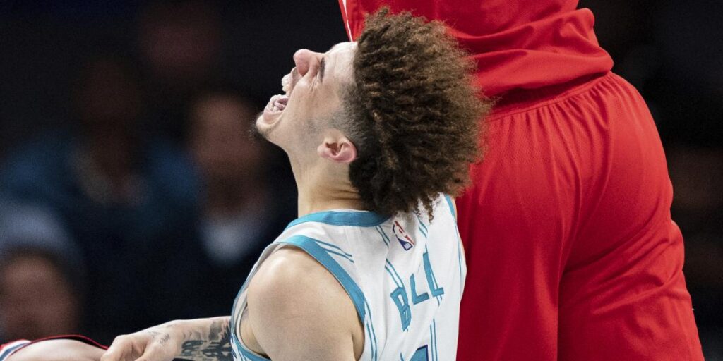 LaMelo Ball dispara las alarmas en Charlotte tras un peligroso esguince de tobillo