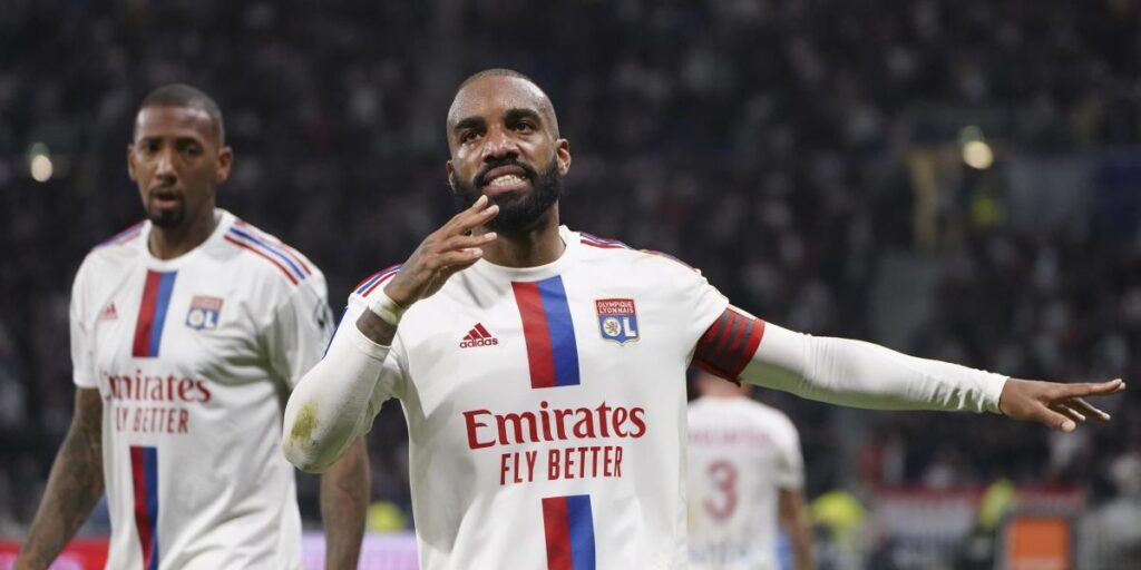 Lacazette alienta al Lyon de Laurent Blanc