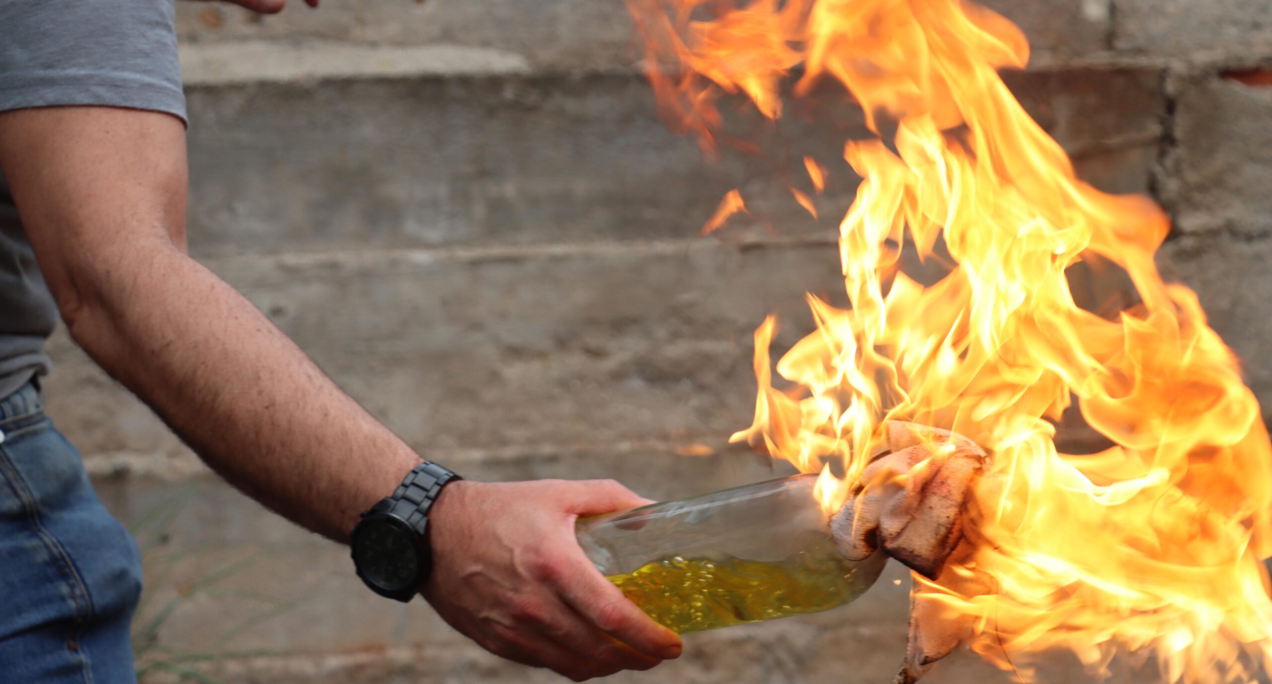 Lanzan bombas incendiarias contra centro de migrantes en Inglaterra