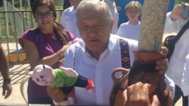 Lanzan peluches de Dr. Simi a AMLO durante gira por Oaxaca
