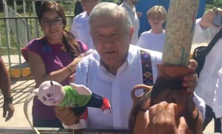 Lanzan peluches de Dr. Simi a AMLO durante gira por Oaxaca