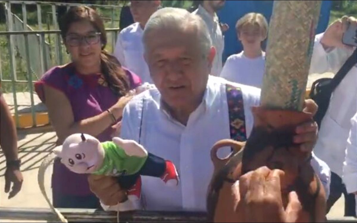 Lanzan peluches de Dr. Simi a AMLO durante gira por Oaxaca