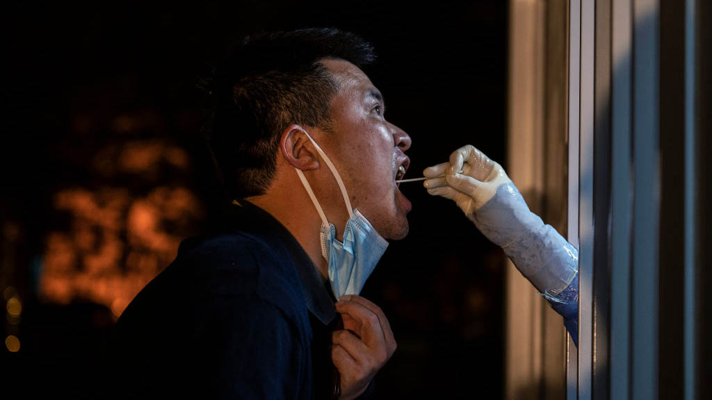 Lanzan vacuna en spray contra el COVID-19: se aspira por la boca