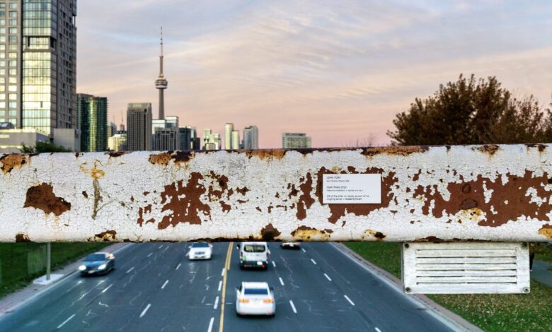 Las falsas instalaciones artísticas que denuncian el deterioro de Toronto
