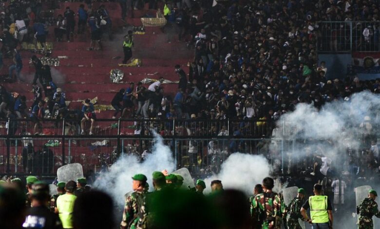 Las muertes en el estadio de fútbol de Indonesia hacen que la policía se centre de inmediato