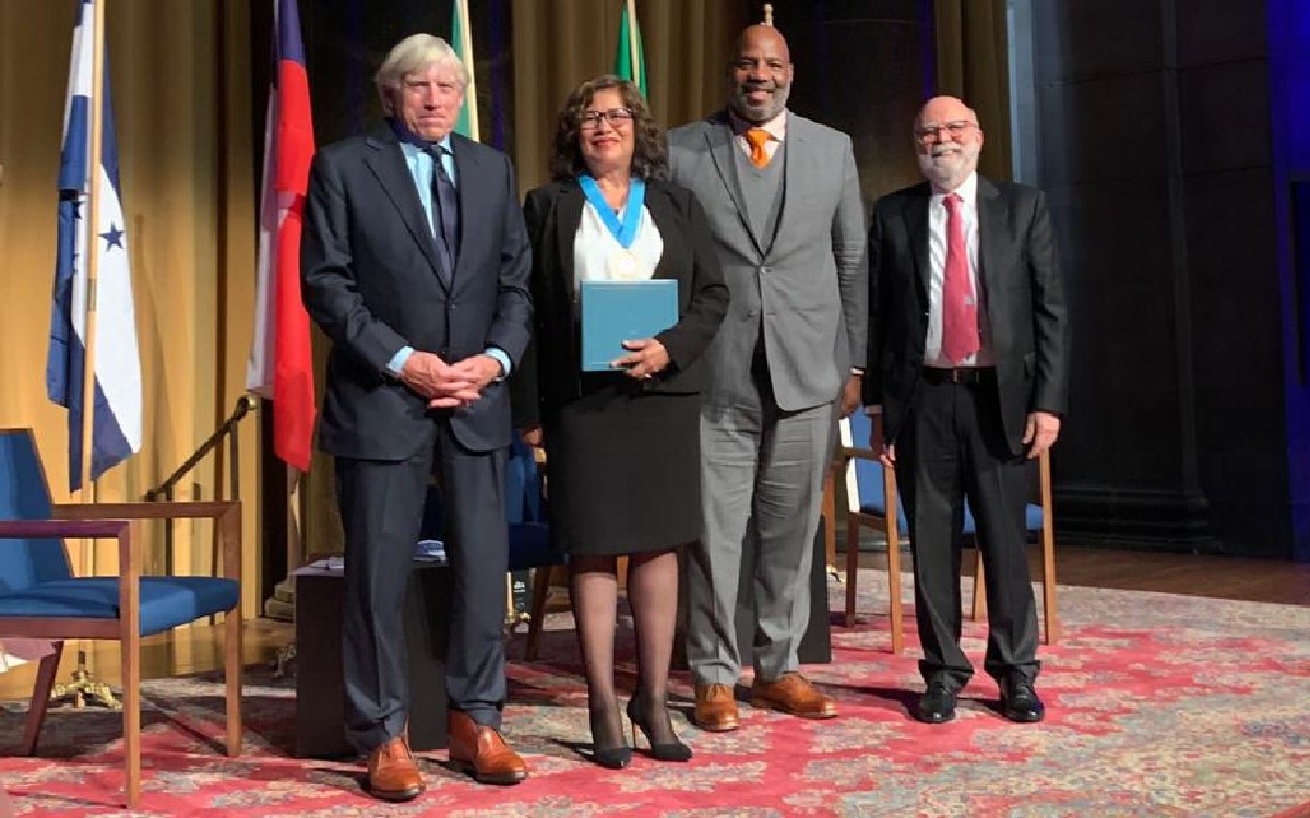 Laura Castellanos recibe el premio Maria Moors Cabot; ‘Apuesto por las nuevas generaciones y las mujeres periodistas’