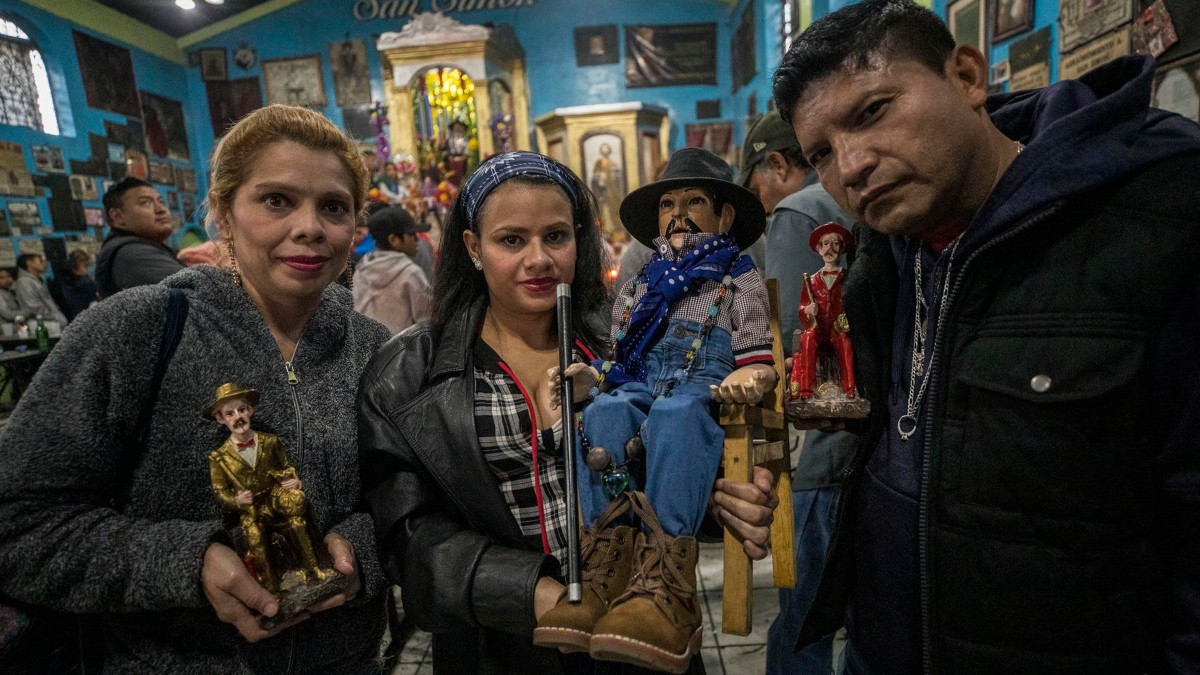 Licor, dinero y cigarros: las ofrendas para el santo pagano con más fieles