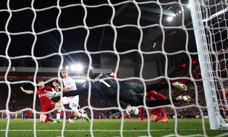 Liverpool y ManU se acercan a zona de Champions en la Premier League | Resultados