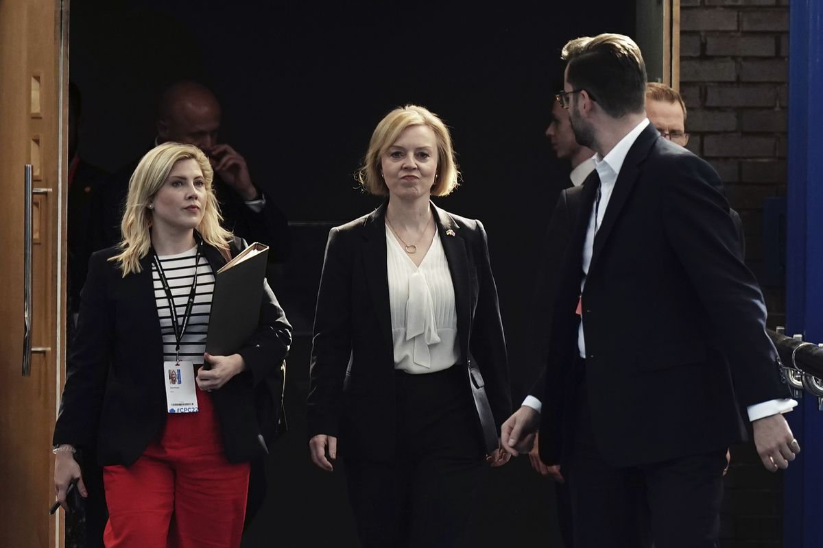 Liz Truss da marcha atrás en la rebaja de impuestos e intenta descargar toda la responsabilidad en su ministro de Economía