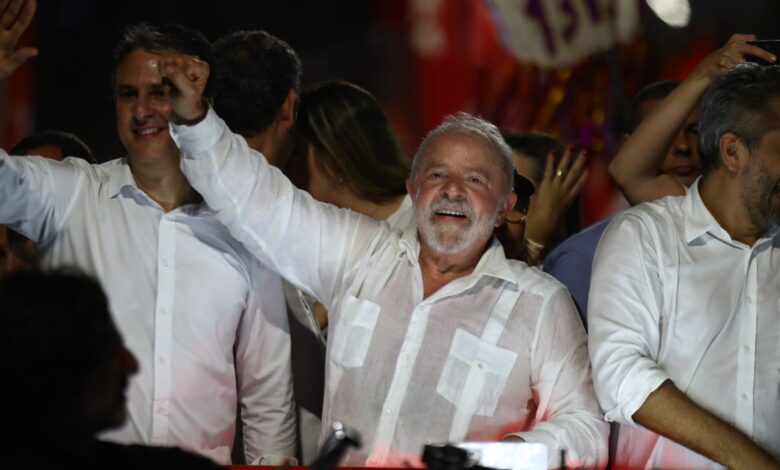 Lula y Bolsonaro apuran el último día de mítines con paradas en varios estados