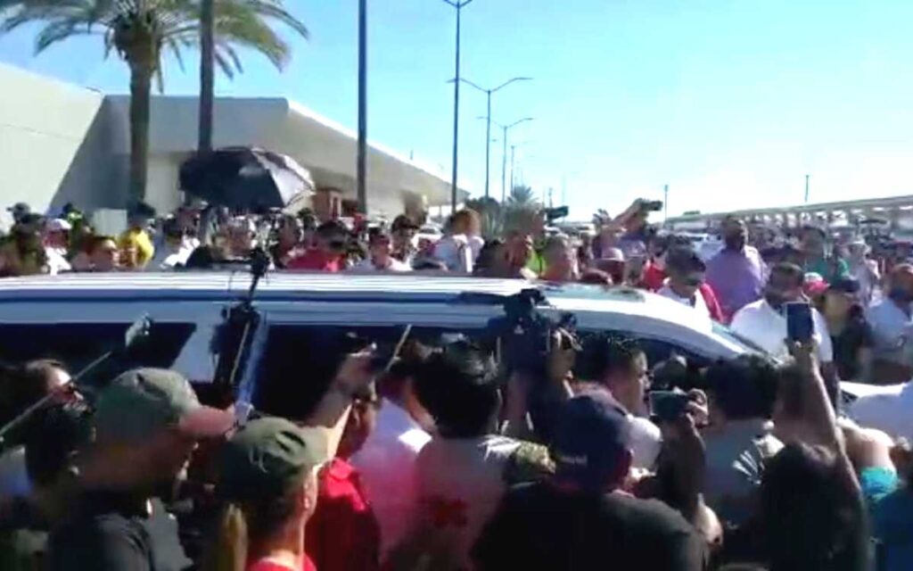 Magisterio de BCS recibe a AMLO con protestas