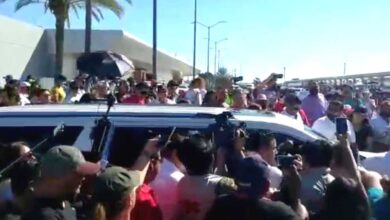 Magisterio de BCS recibe a AMLO con protestas