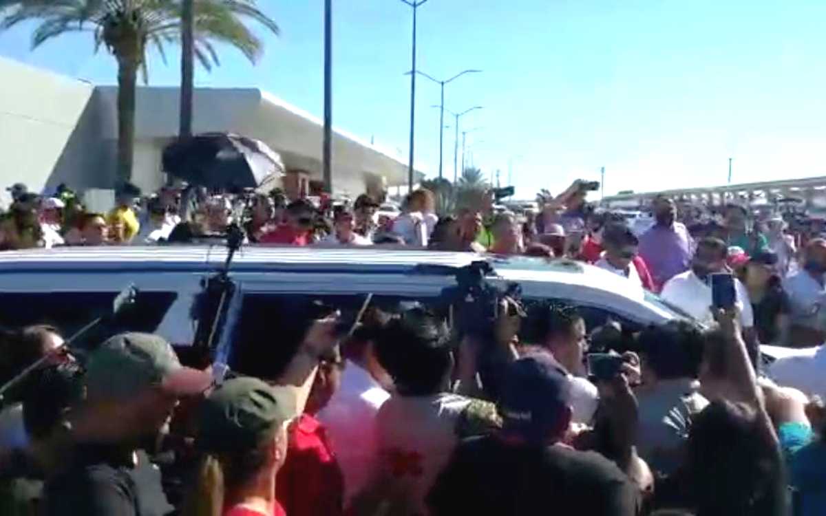 Magisterio de BCS recibe a AMLO con protestas