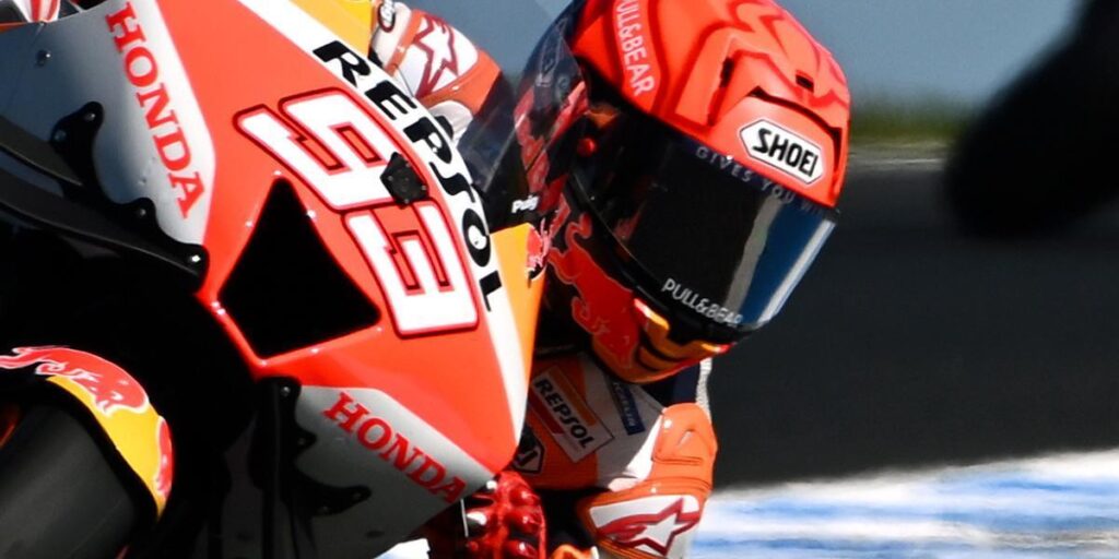 Marc Márquez tira de galones y experiencia y lidera los libres