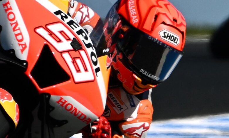 Marc Márquez tira de galones y experiencia y lidera los libres