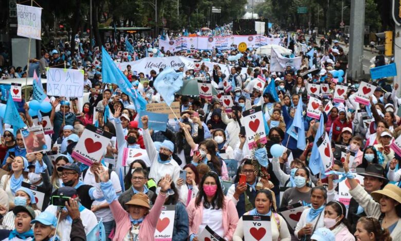 Marchan contra el aborto en avenida Reforma