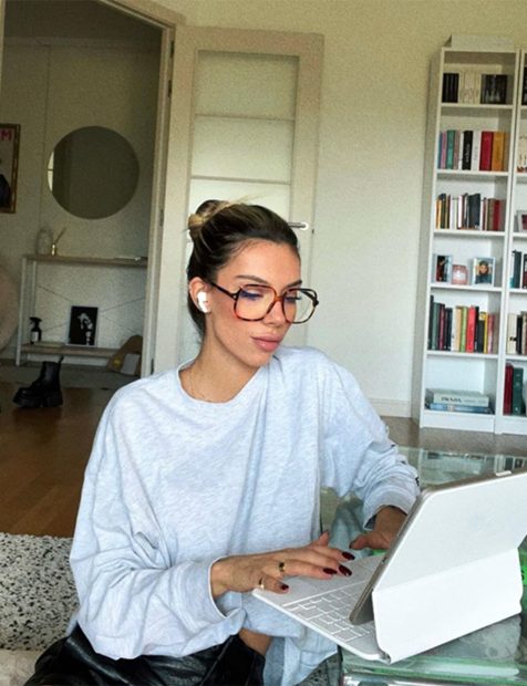 Alejandra Rubio escribiendo / Instagram