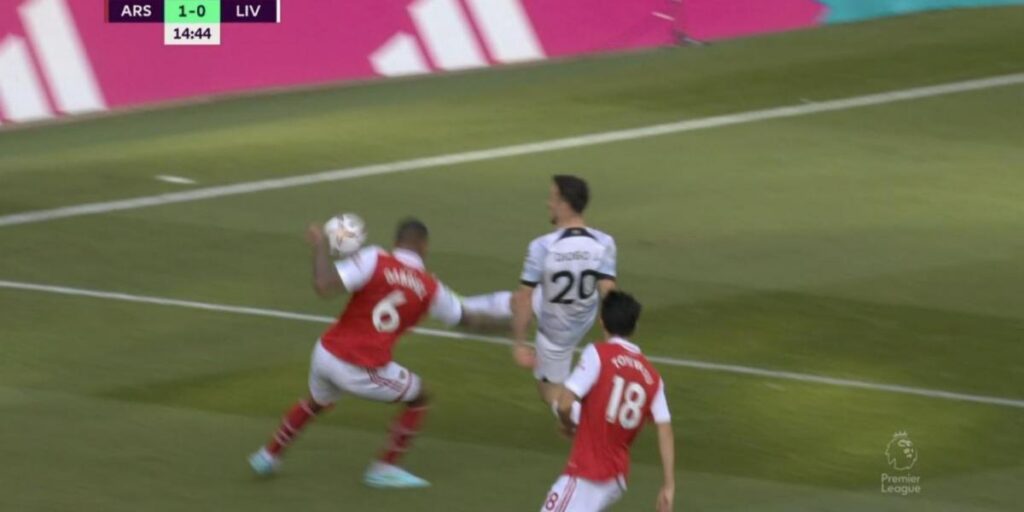 Más lío: El árbitro no señala penalti en estas manos de Gabriel