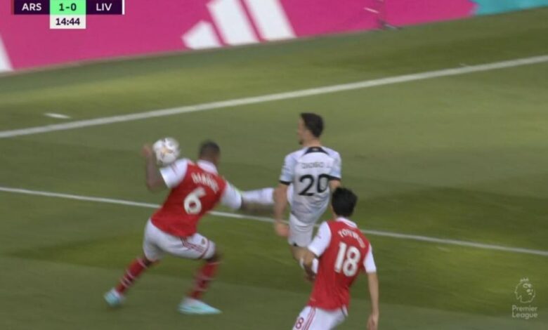 Más lío: El árbitro no señala penalti en estas manos de Gabriel