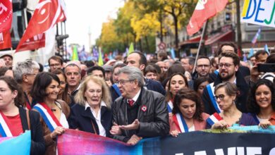 Mélenchon y la izquierda echan un pulso a Macron en la calle