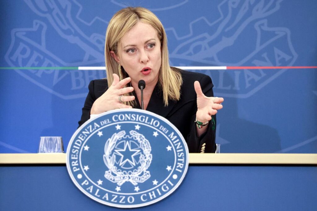 Meloni hace un gesto a los antivacunas al reincorporar al personal sanitario sin inmunizar