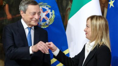 Meloni inaugura su mandato con un encuentro informal en Roma con Macron