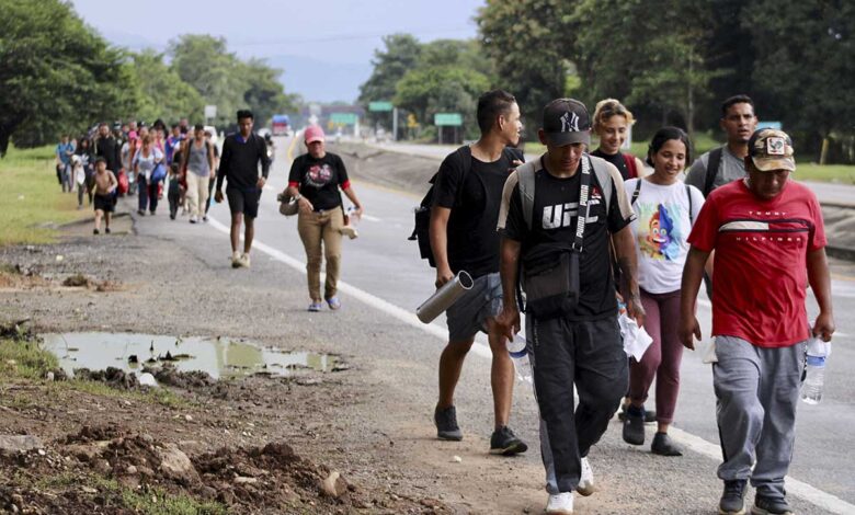 México advierte a migrantes venezolanos: Si forman caravanas no podrán entrar a EU