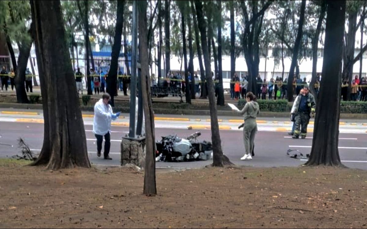 Motociclista atropelló a mujer y al huír chocó contra taxi en CDMX
