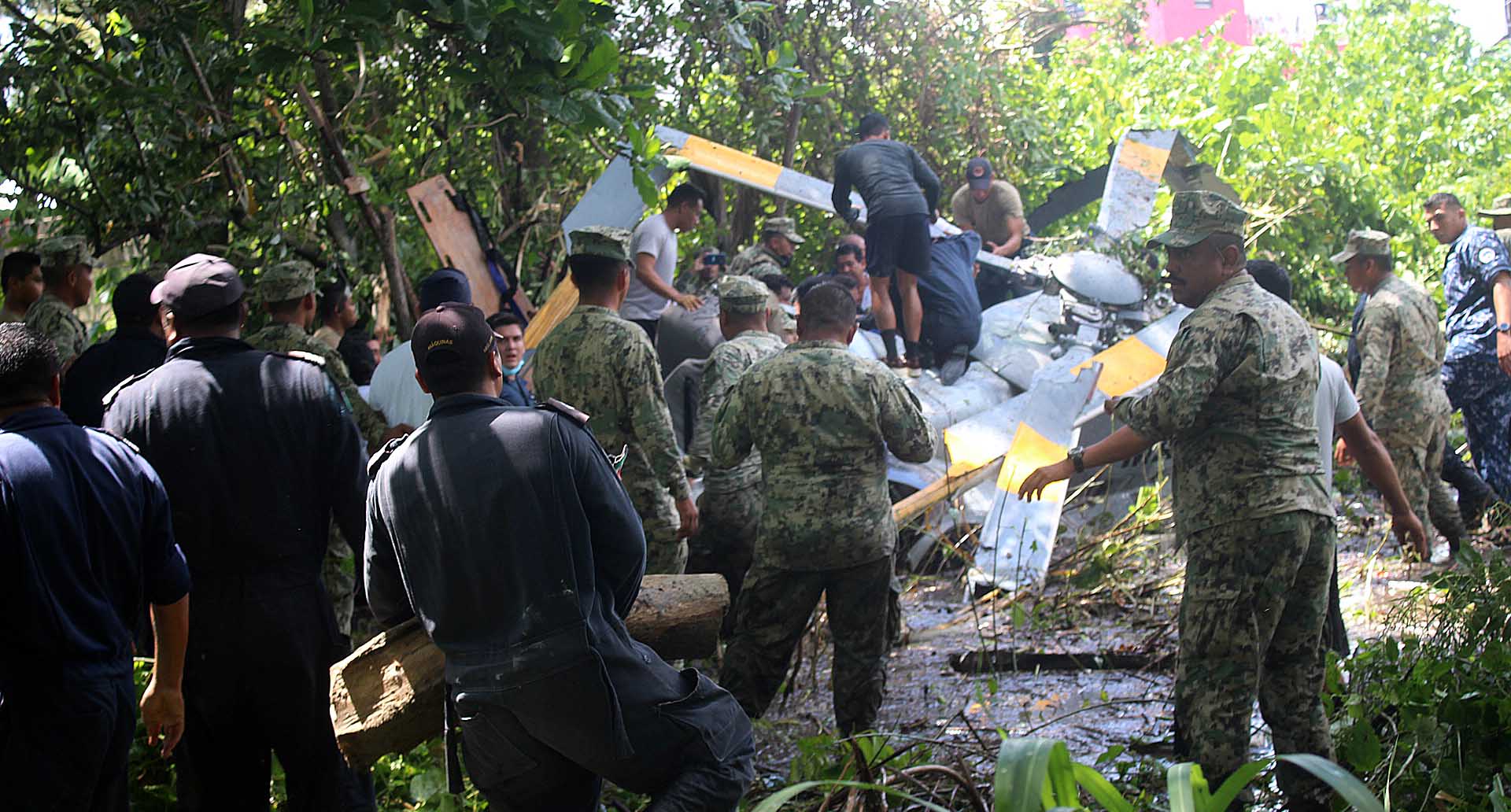 Mueren tres marinos tras desplomarse helicóptero en México