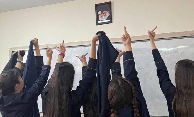 'Muerte al dictador': alumnas iraníes se quitan el hiyab en protestas contra el gobierno | Videos