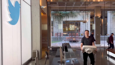 Musk se nombra 'Chief Twit'; 'asimílalo', dice al visitar oficinas centrales de Twitter