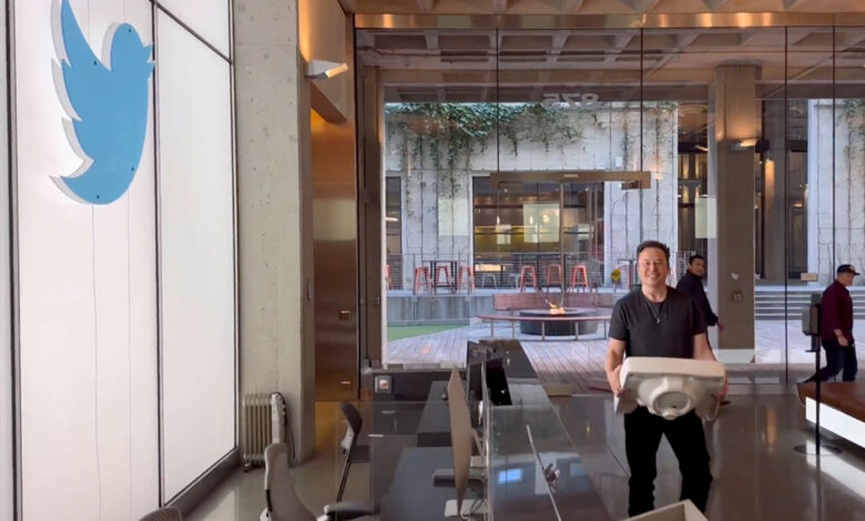 Musk se nombra 'Chief Twit'; 'asimílalo', dice al visitar oficinas centrales de Twitter