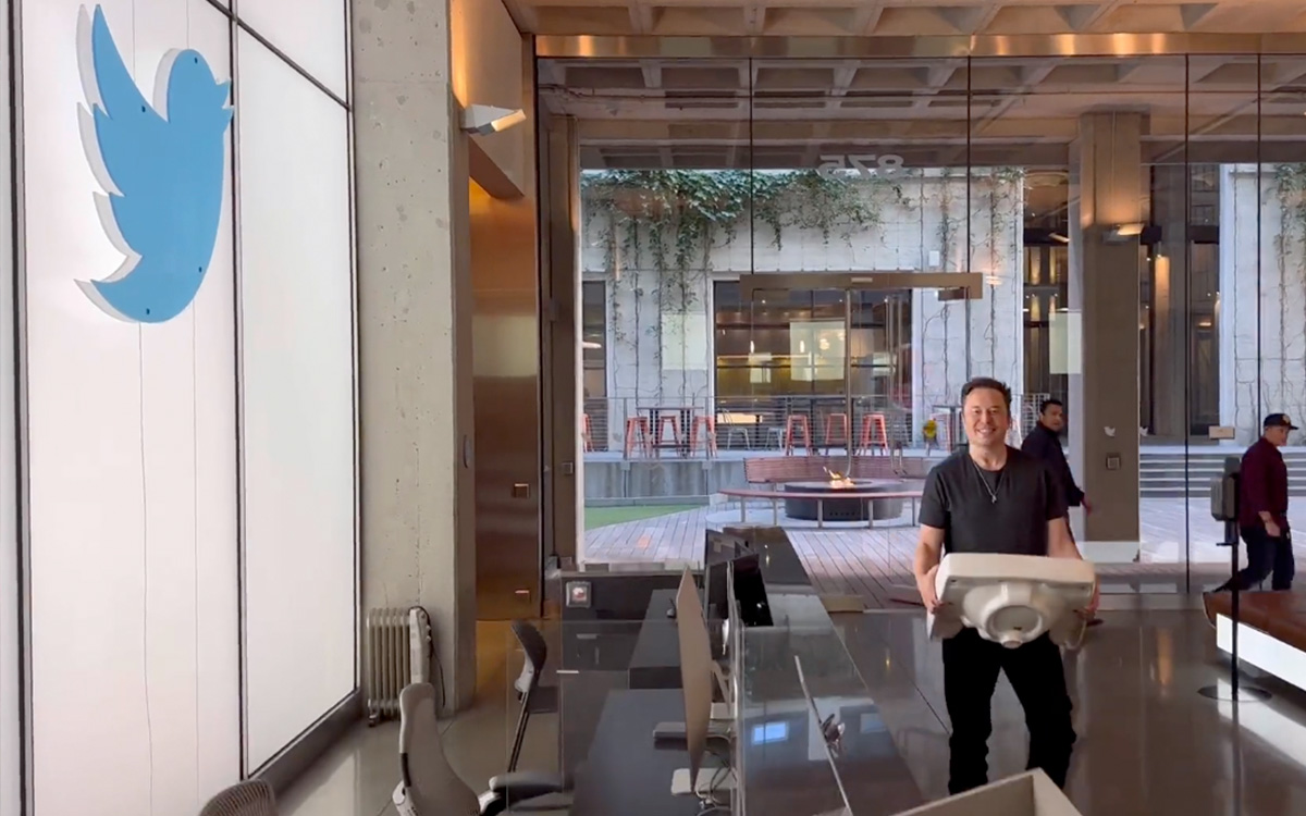 Musk se nombra ‘Chief Twit’; ‘asimílalo’, dice al visitar oficinas centrales de Twitter
