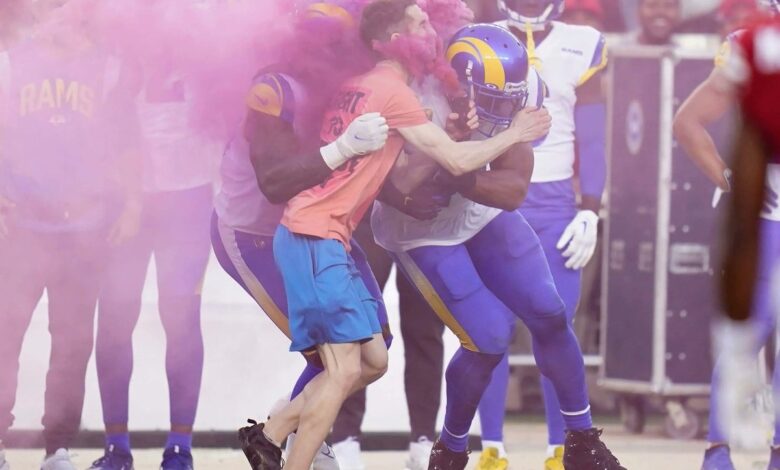 NFL: Demanda espontáneo a jugadores de Rams por taclearlo | Video