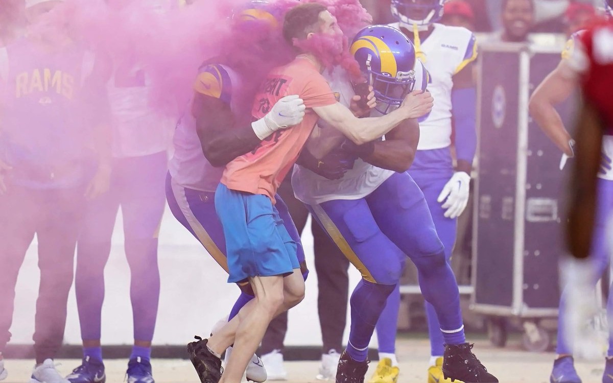 NFL: Demanda espontáneo a jugadores de Rams por taclearlo | Video