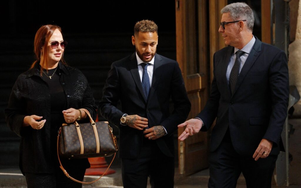 Neymar Jr niega haber participado en la negociaciones con el Barsa | Video