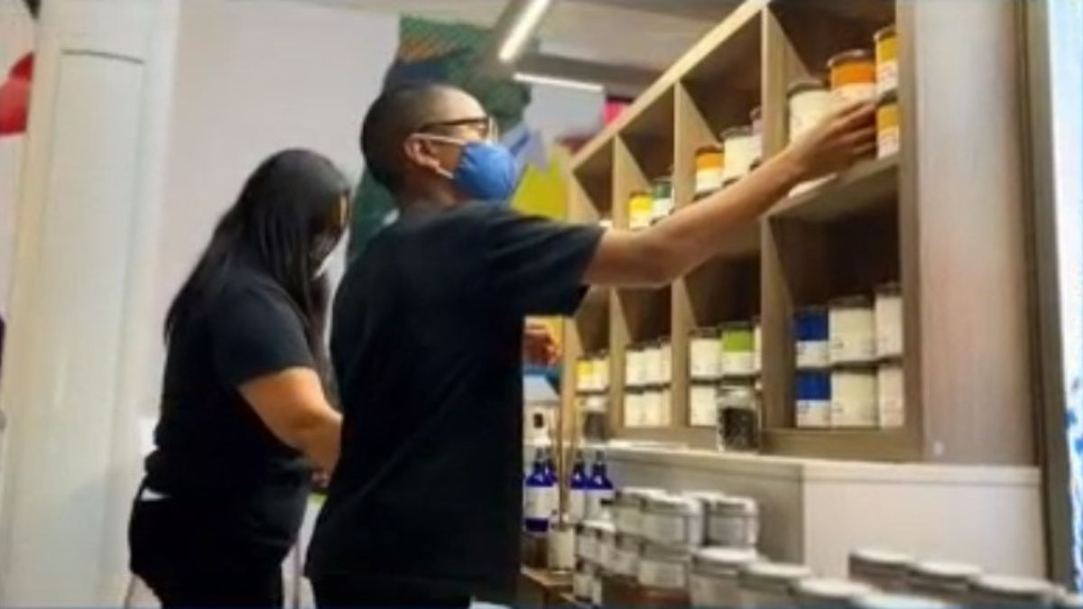 Niño guatemalteco de Fairfax tiene su negocio de velas a los 12 años