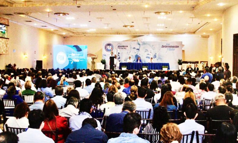 PAN elige a García Cabeza de Vaca como consejero, pese a orden de captura