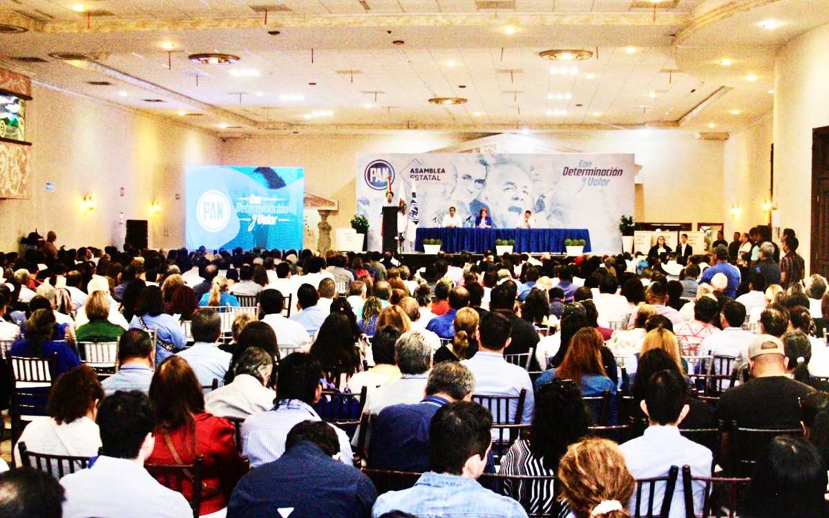 PAN elige a García Cabeza de Vaca como consejero, pese a orden de captura