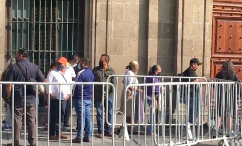Padres de los 43 normalistas de Ayotzinapa llegan a Palacio Nacional a reunirse con AMLO