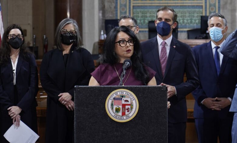 “Parece changuito”: los dichos racistas de tres políticos latinos desatan el escándalo en Los Ángeles