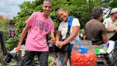 Peluqueros, cocineros y comerciantes, así sobreviven migrantes venezolanos varados en Tapanatepec, Oaxaca
