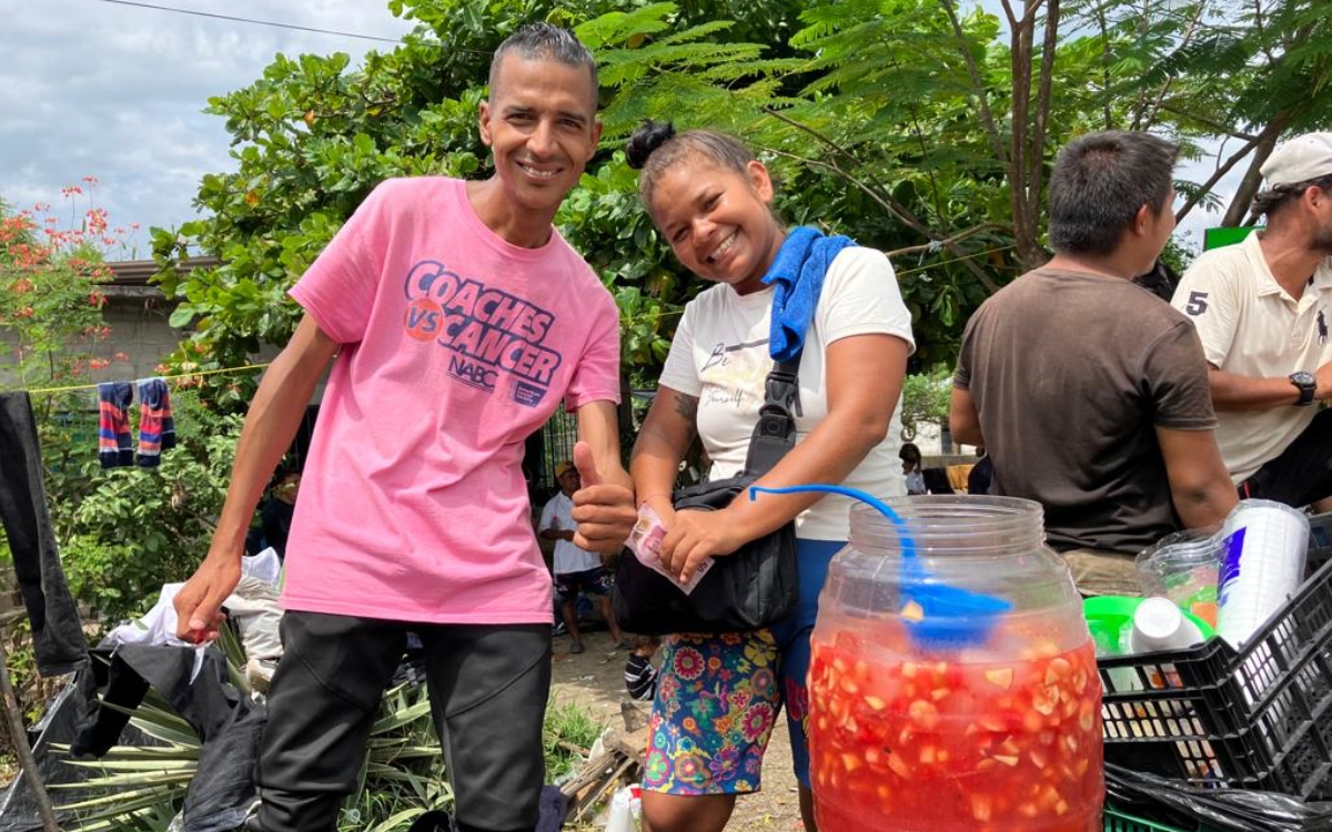 Peluqueros, cocineros y comerciantes, así sobreviven migrantes venezolanos varados en Tapanatepec, Oaxaca