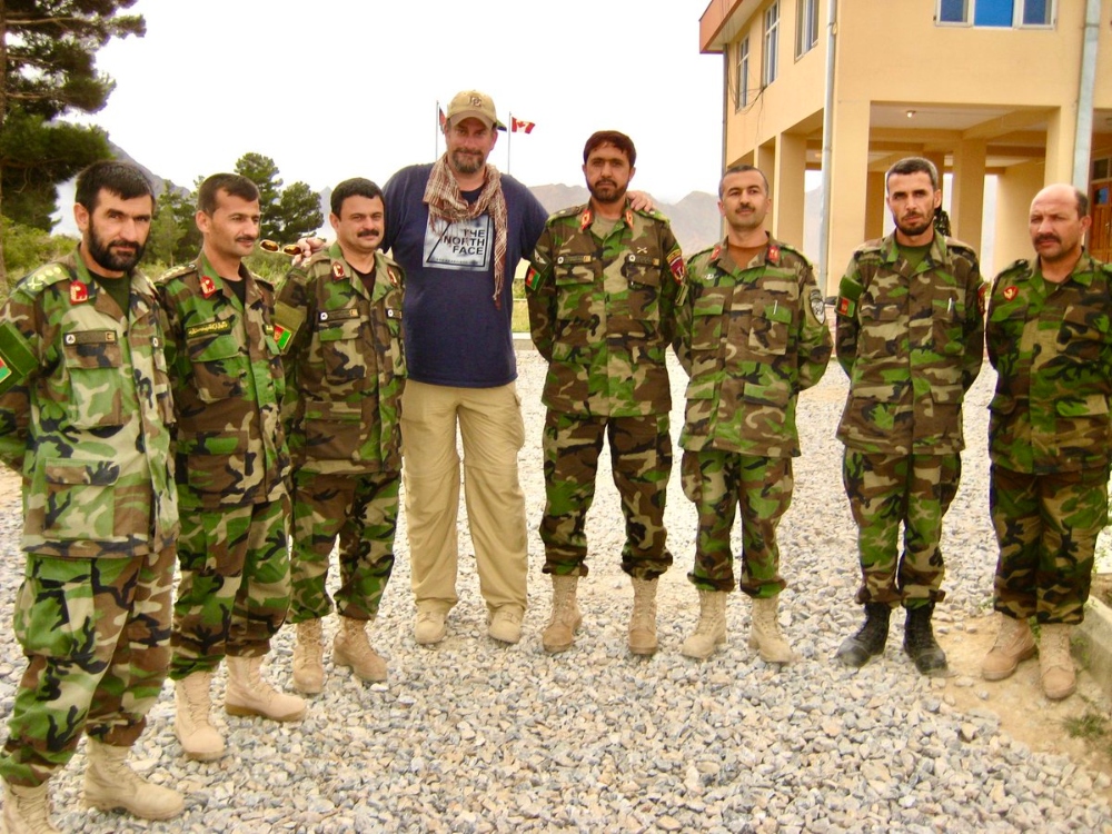 Periodista que investigaba seguridad nacional en EU desaparece tras cateo del FBI